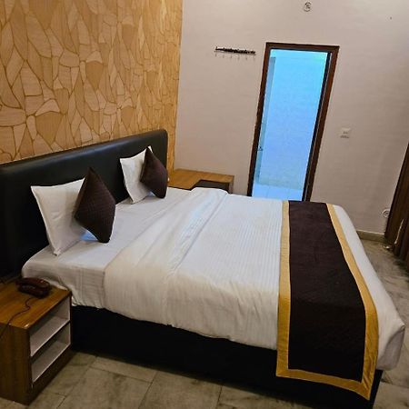 Hotel Anand Inn-Top Family Hotels Business Hotels Best Couple Friendly Hotel In לקנאו מראה חיצוני תמונה