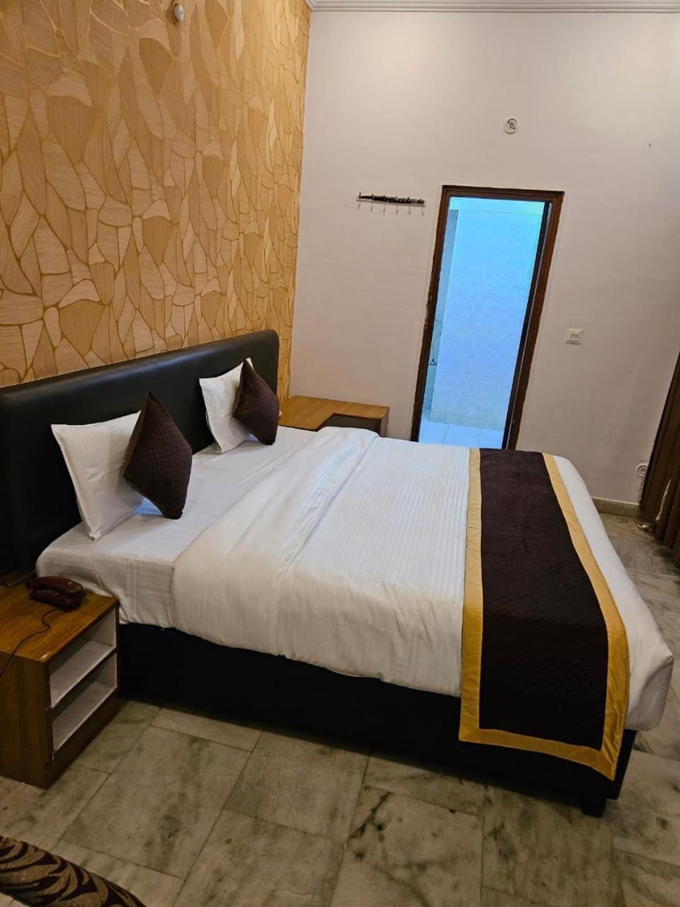 Hotel Anand Inn-Top Family Hotels Business Hotels Best Couple Friendly Hotel In לקנאו מראה חיצוני תמונה
